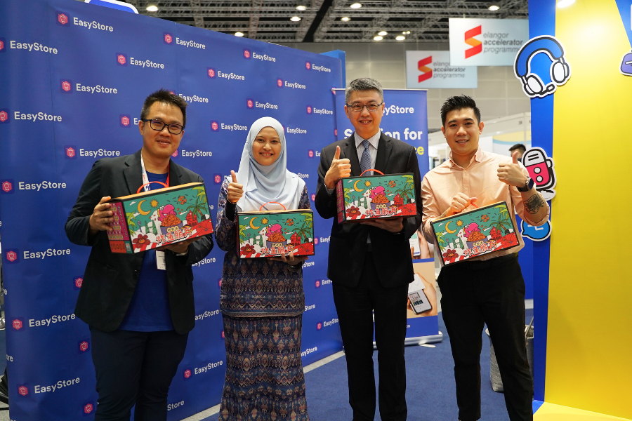 Malaysia Select Organisers receiving Lekor Bites gift 
