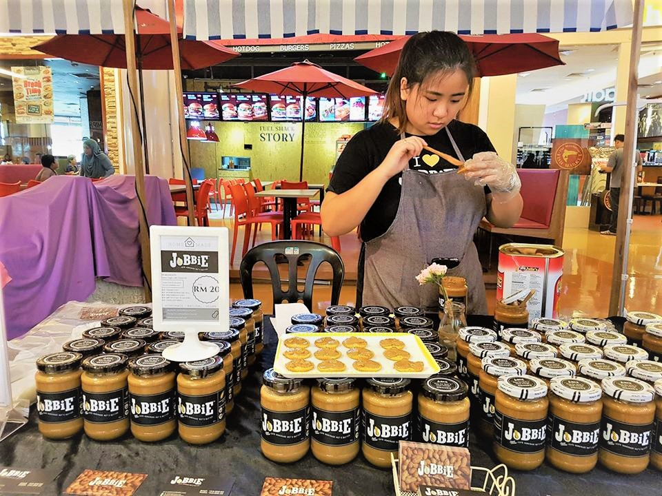 ชีวิตที่เริ่มต้นจากศูนย์จนกลายเป็นคนสร้างแบรนด์ Peanut Butter Jam  อันดับหนึ่งในมาเลเซีย | EasyStore